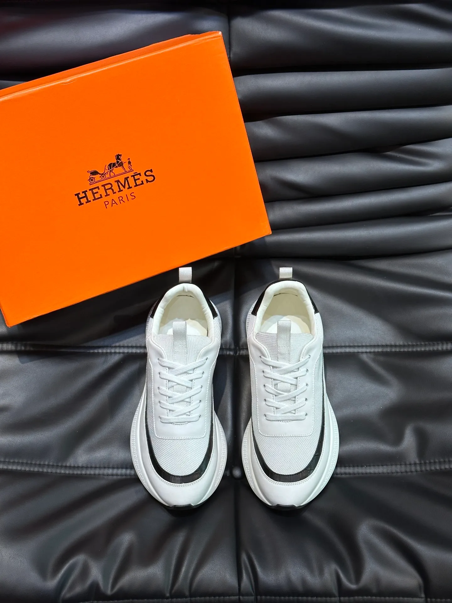 Factory price: 520💰HERMES/Hermes Hugo thick-soled sneakers are casual men's shoes. These sneakers are made of imported first-layer cowhide leather and breathable mesh design. The contrasting color design creates a dynamic and modern shape. The front end of the toe is decorated with natural-color rubber inlays, making it novel and fashionable. The texture is incomparable, with cowhide lining and cowhide foot pads, the upper foot is comfortable and breathable, and the rubber sole is decorated with geometric patterns and iconic "H" details. A very personal one! Size: 39-44 (customized at 38.45)